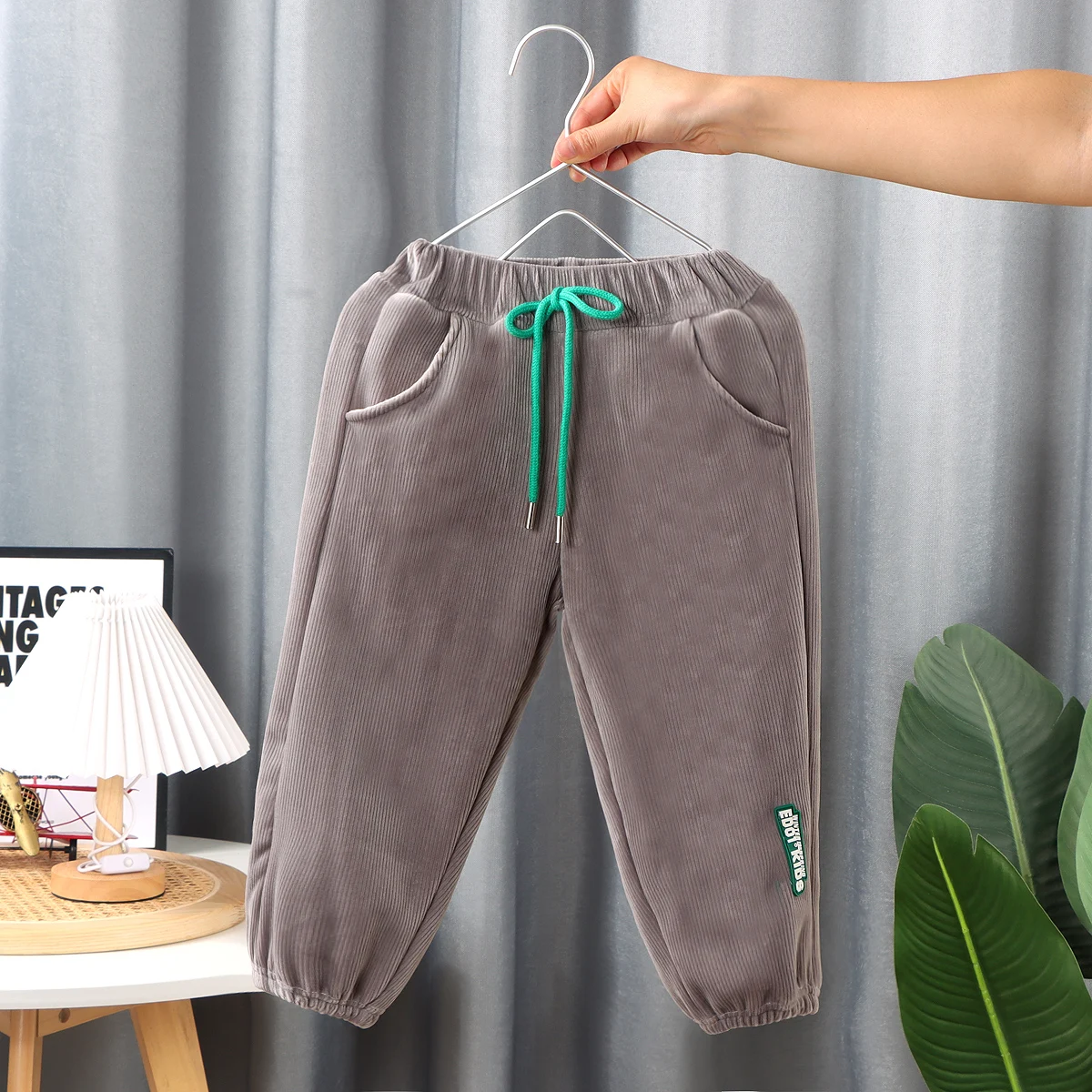 Pantalón infantil cálido en colores combinables