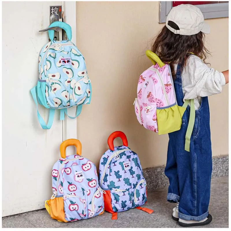 Vista frontal de mochila infantil con diseño colorful