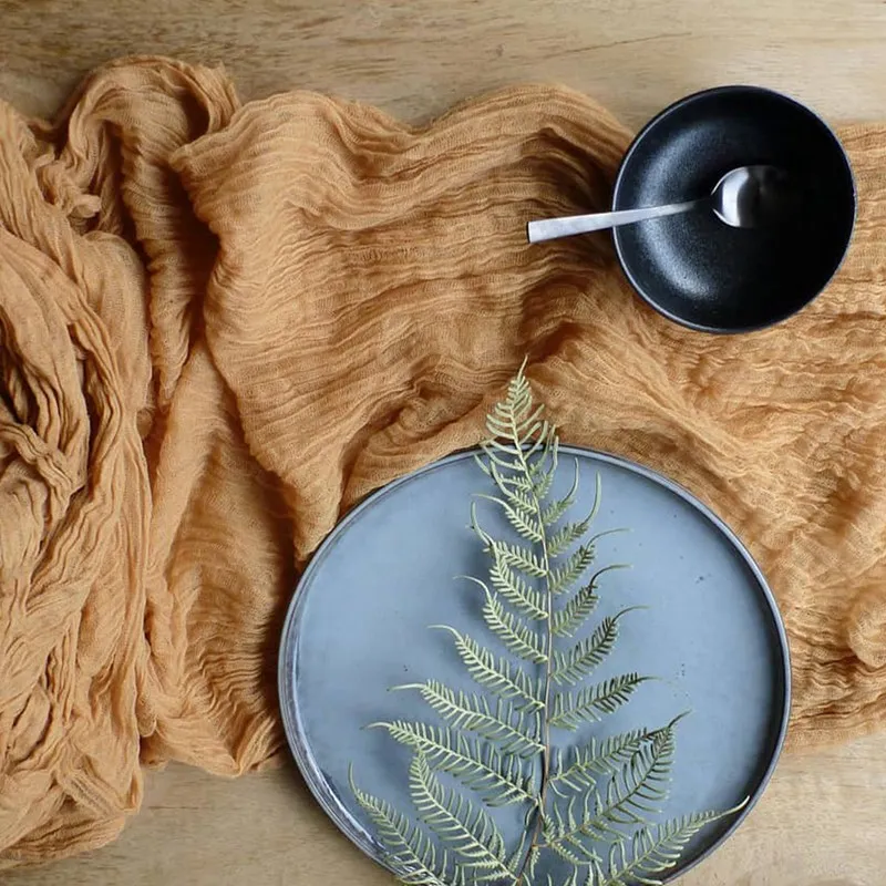 Mesa decorada con gasa y elementos naturales