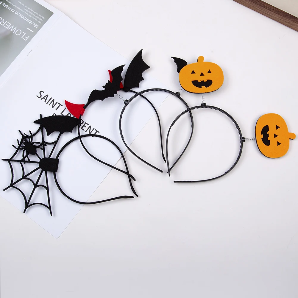 Aro de pelo de diablo de calabaza naranja con alas de murciélago