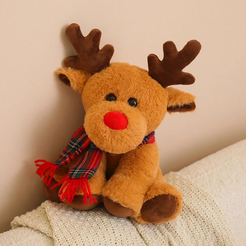 El peluche usado como almohada decorativa en un sofá