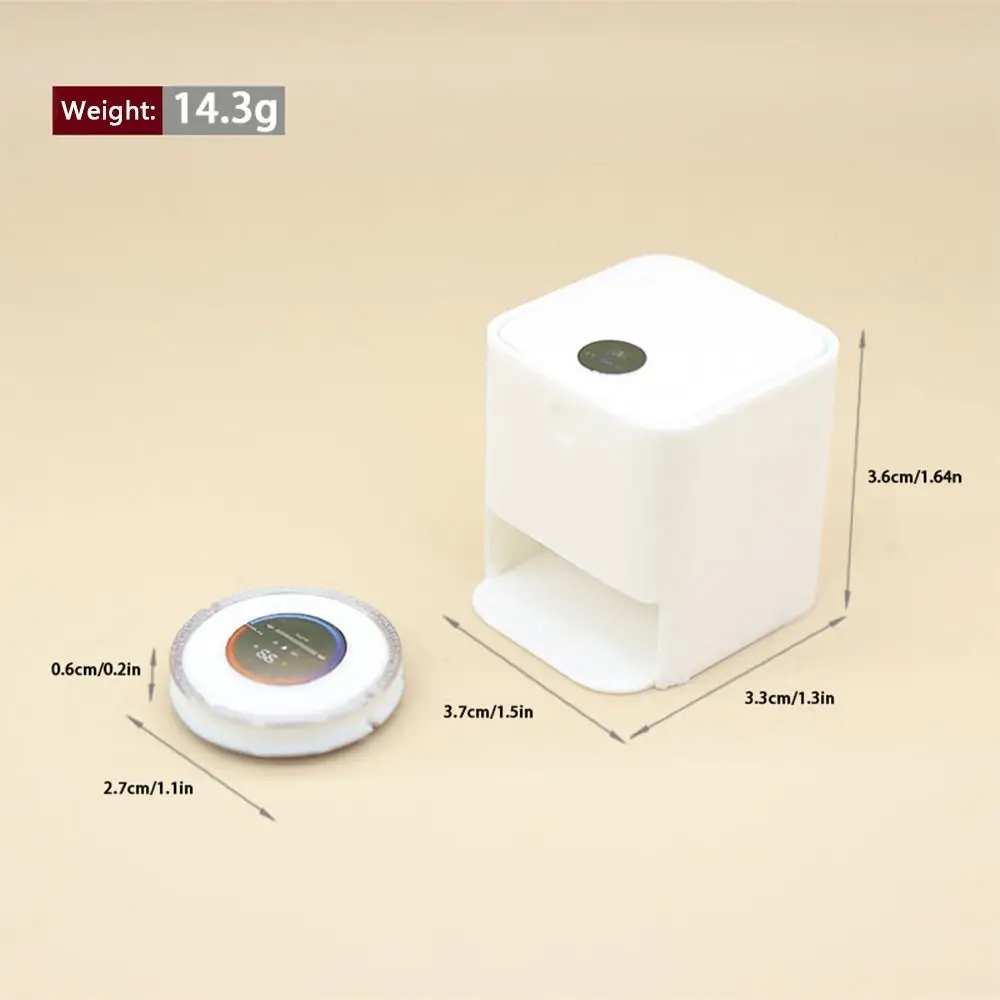 Casa de muñecas blanca con aspiradora robótica y microescena - imagen 4