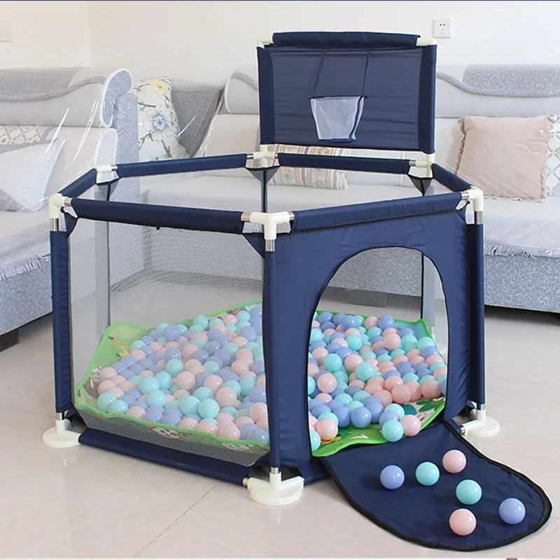 Parque infantil hexagonal con valla de seguridad y piscina de bolas - imagen 3