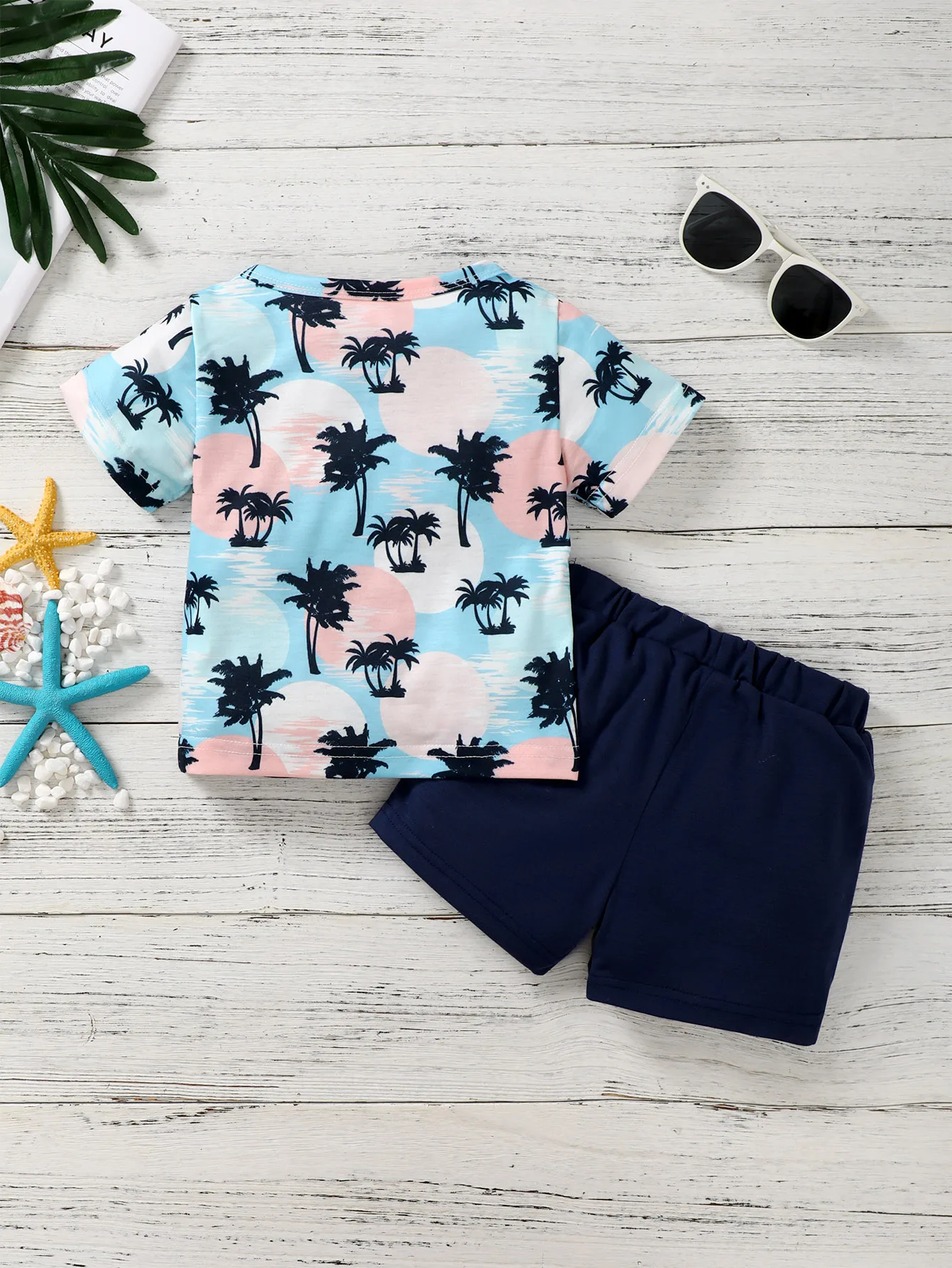 Conjunto bebé verano con estampado de palmeras y pantalón corto