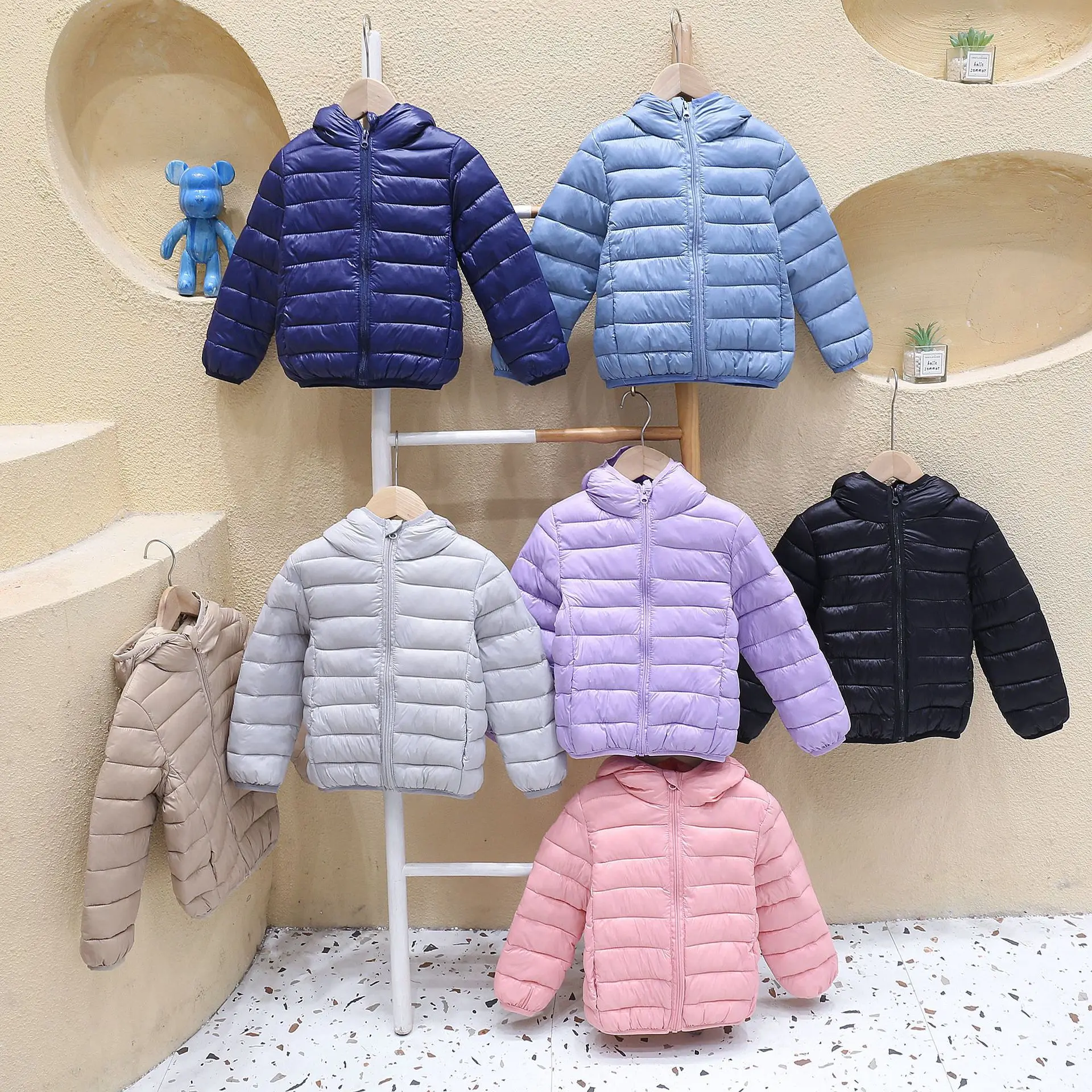 Chaqueta infantil con capucha en color rojo