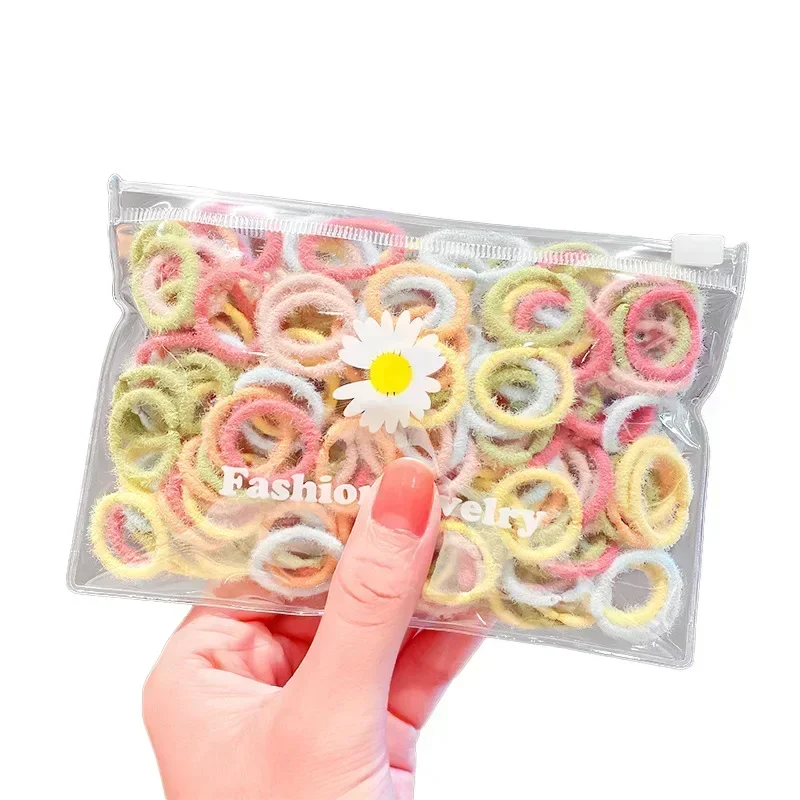 Niña usando scrunchies