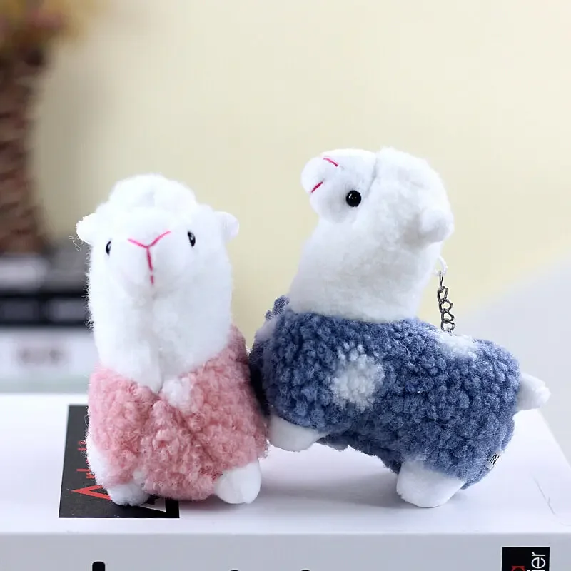 Peluche de alpaca visto desde diferentes ángulos