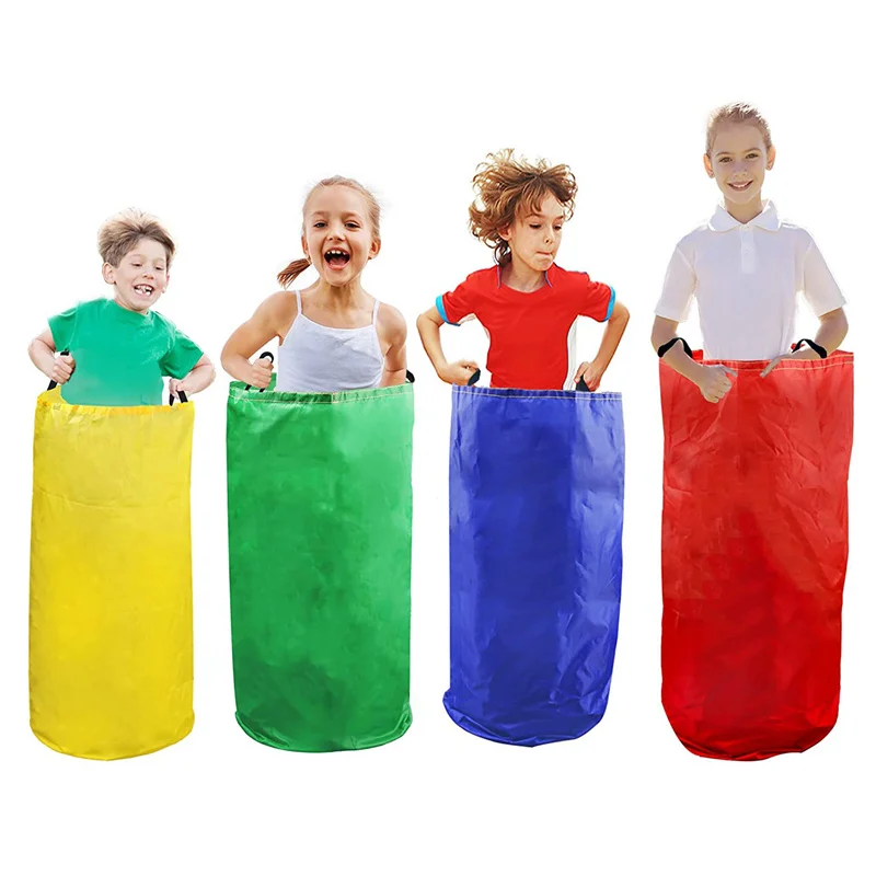 Niño saltando en bolsa de colores vivos