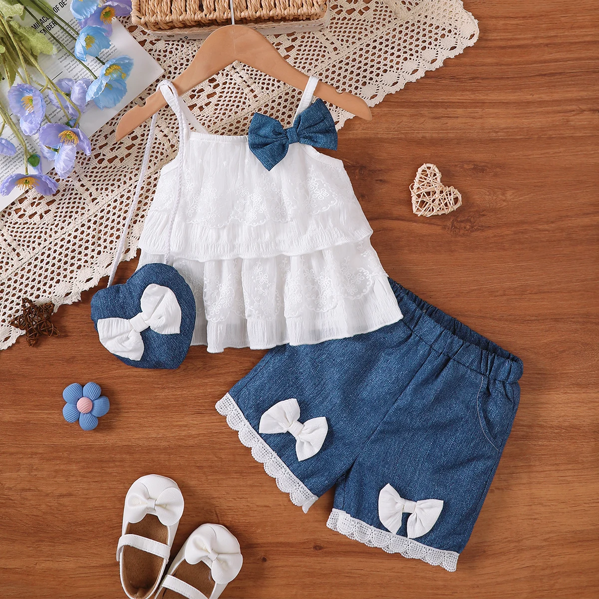 Conjunto niña encaje blanco con pantalón corto vaquero y bolso