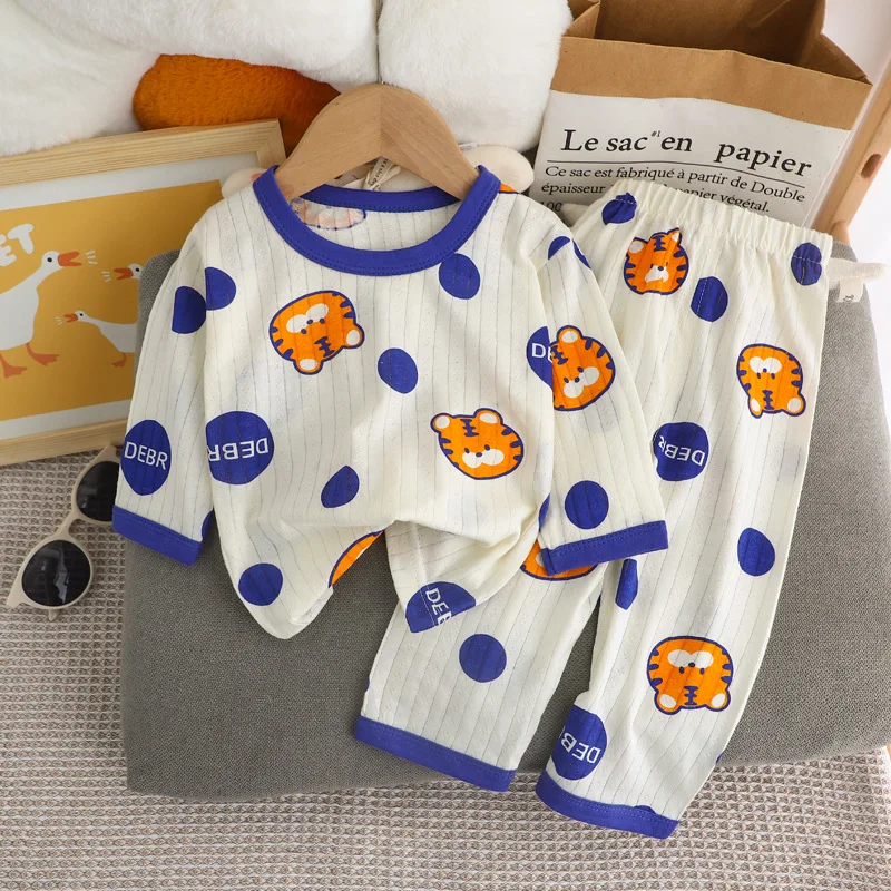 Niño o niña usando el pijama de 2 piezas