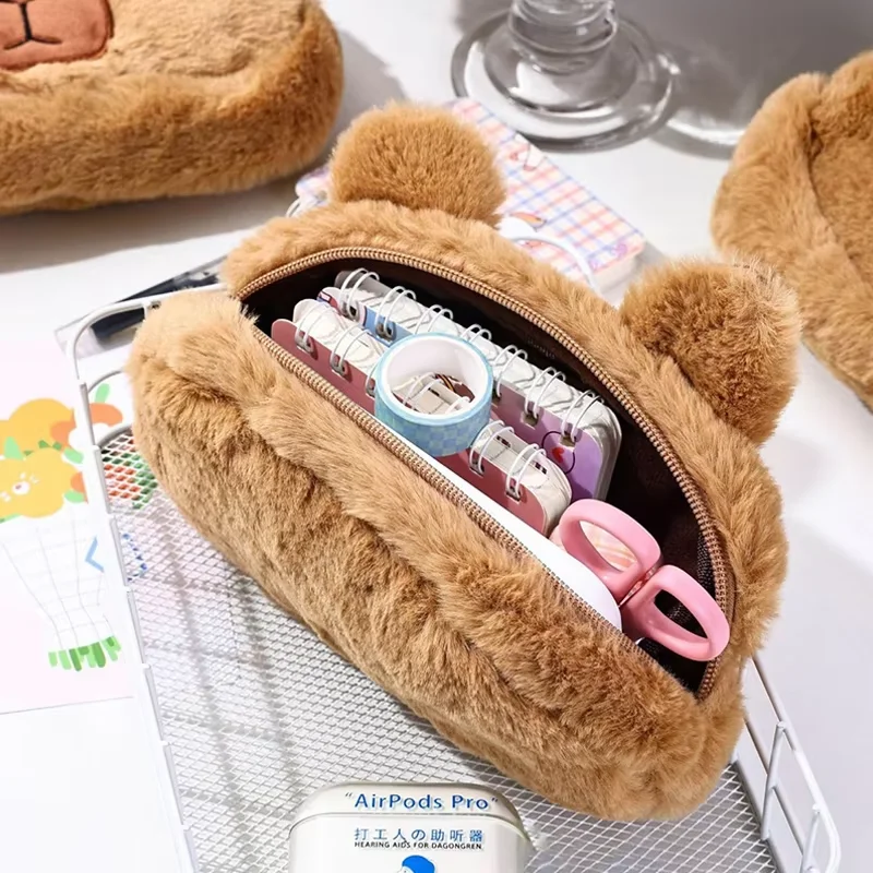 Estuche capibara en mochila