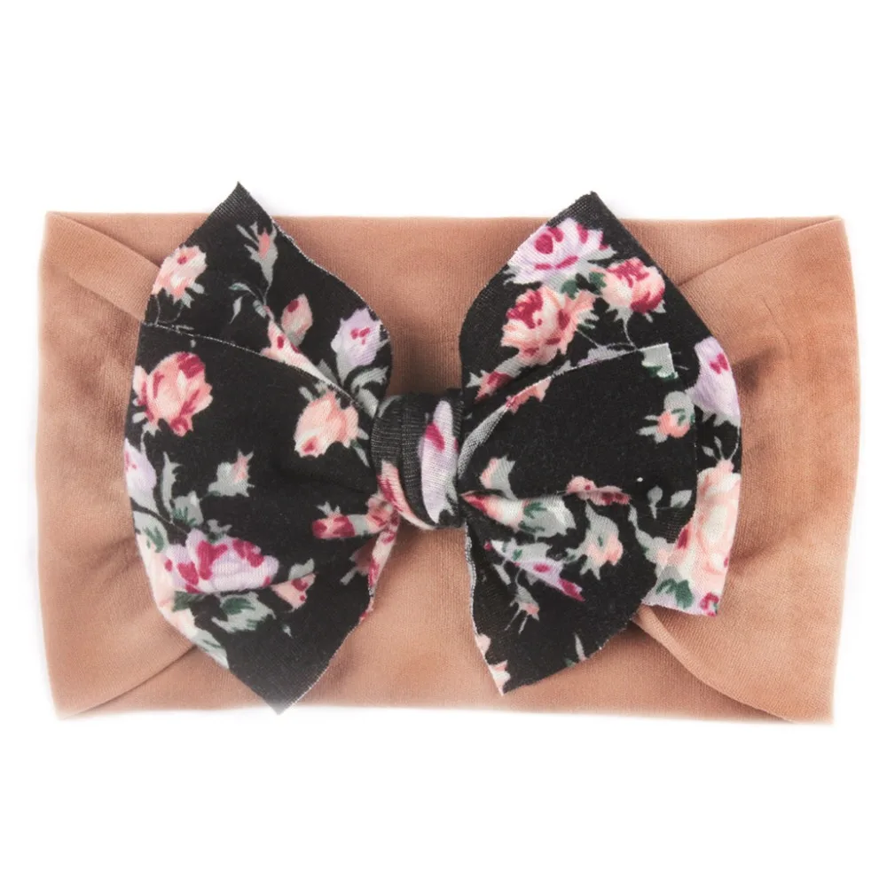Diadema con decoración floral y lazo