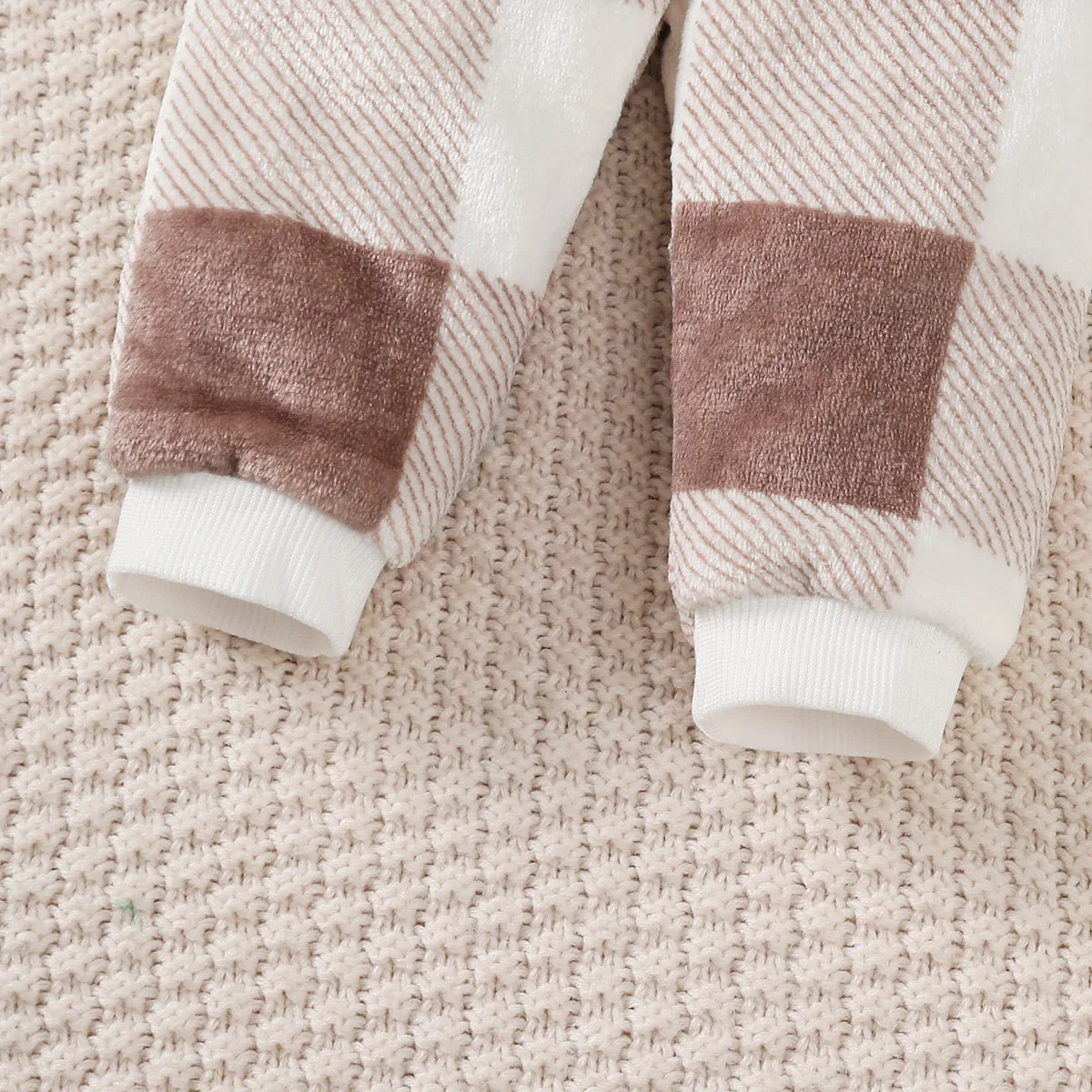 Conjunto de felpa invernal para bebés: top a cuadros y pantalón