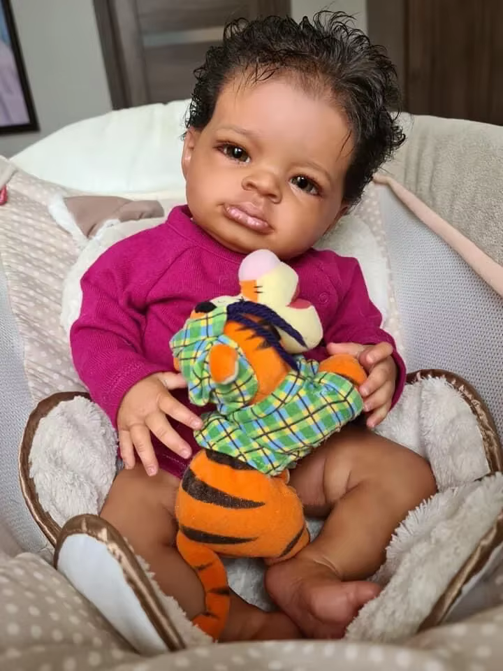 Lanny Reborn – Muñeca reborn artesanal realista de piel oscura - imagen 2