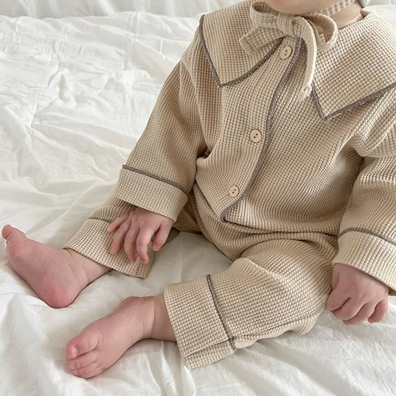Conjunto de otoño para bebé: abrigo gofre, pantalón y gorro coreano - imagen 5