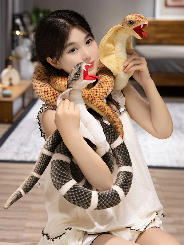 Peluche de serpiente con presencia decorativa
