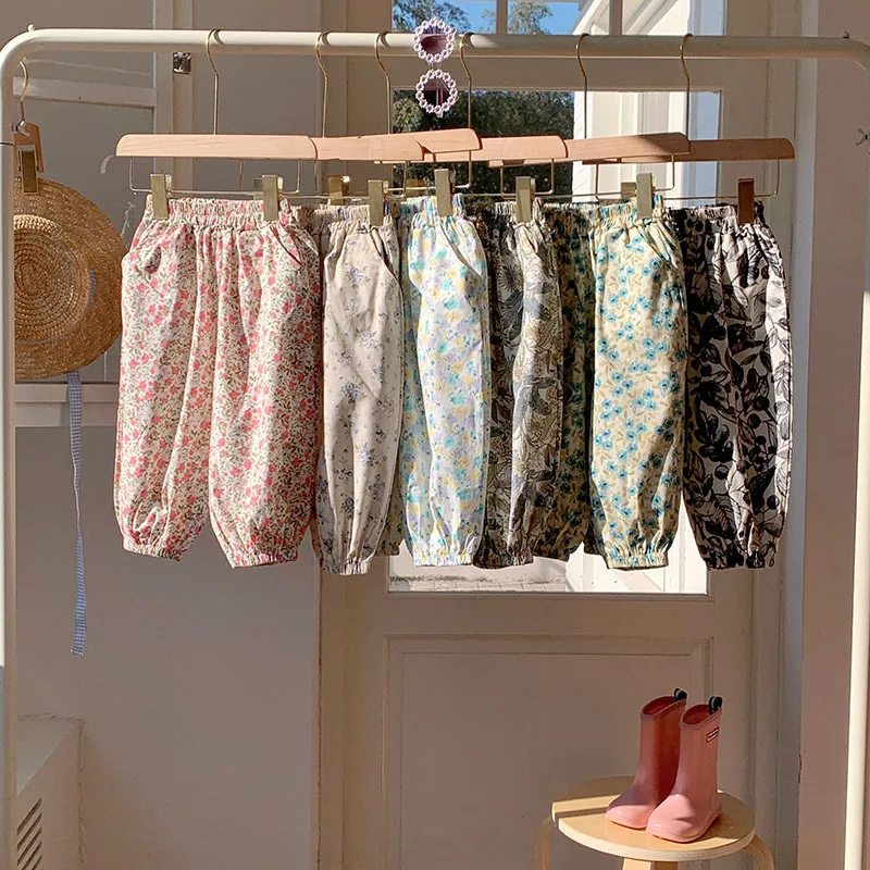 Pantalones florales antimosquitos para niñas vista frontal