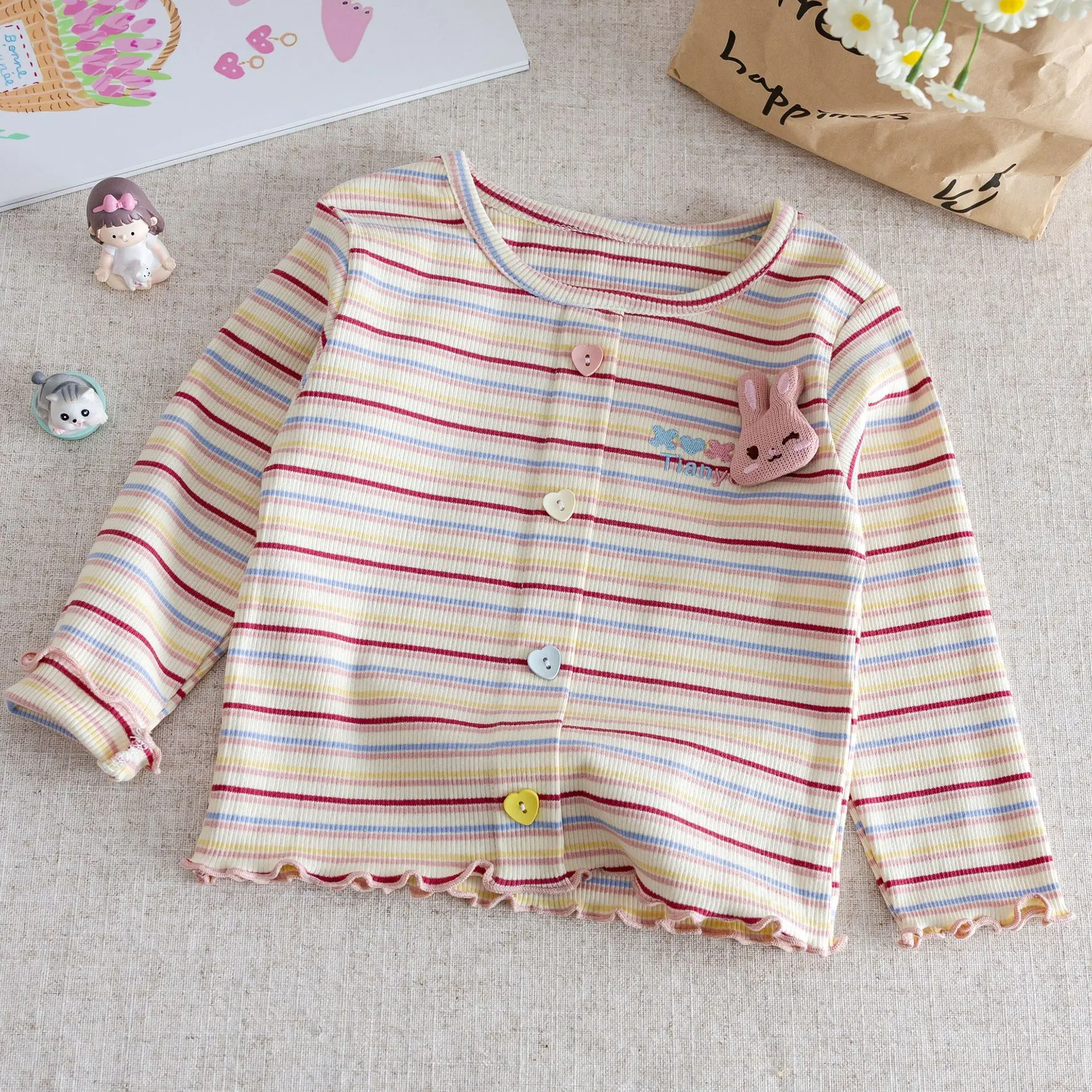 Detalle del diseño infantil de conejito en camiseta de manga larga