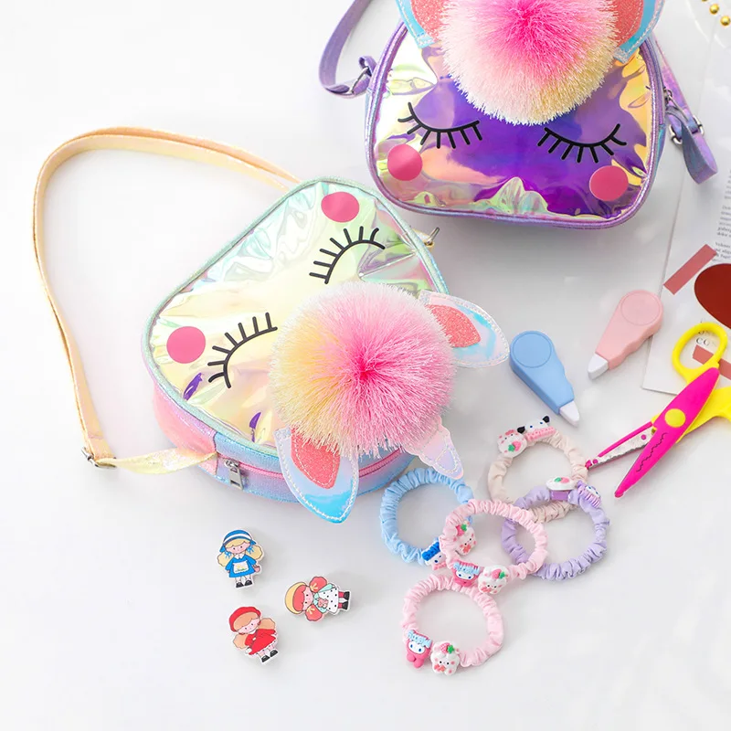 Bolso de unicornio abierto mostrando interior espacioso