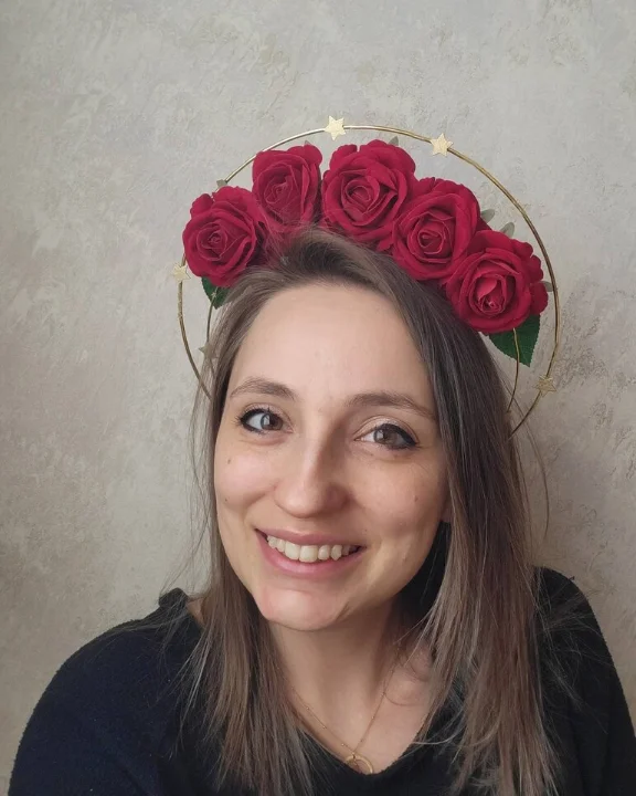Detalle de rosas y estrellas sobre la diadema