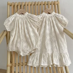 Mono de bebé en algodón beige con encaje, manga corta, recién nacida