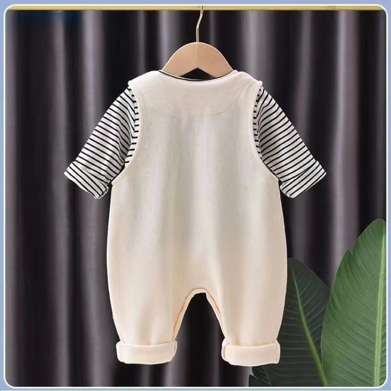 Conjunto bebé unisex de capucha a rayas y pantalón con tirantes - imagen 4
