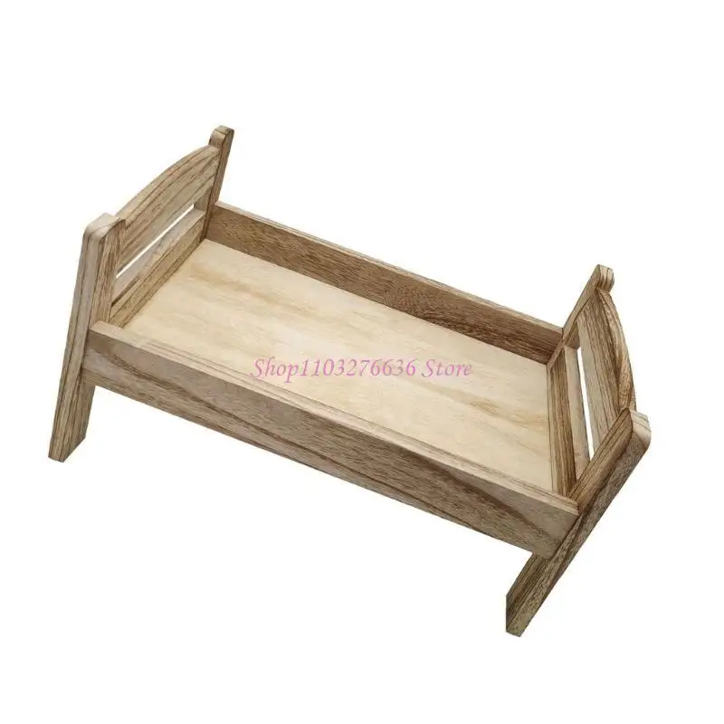 Cuna vintage de madera para sesiones de fotos de bebés recién nacidos