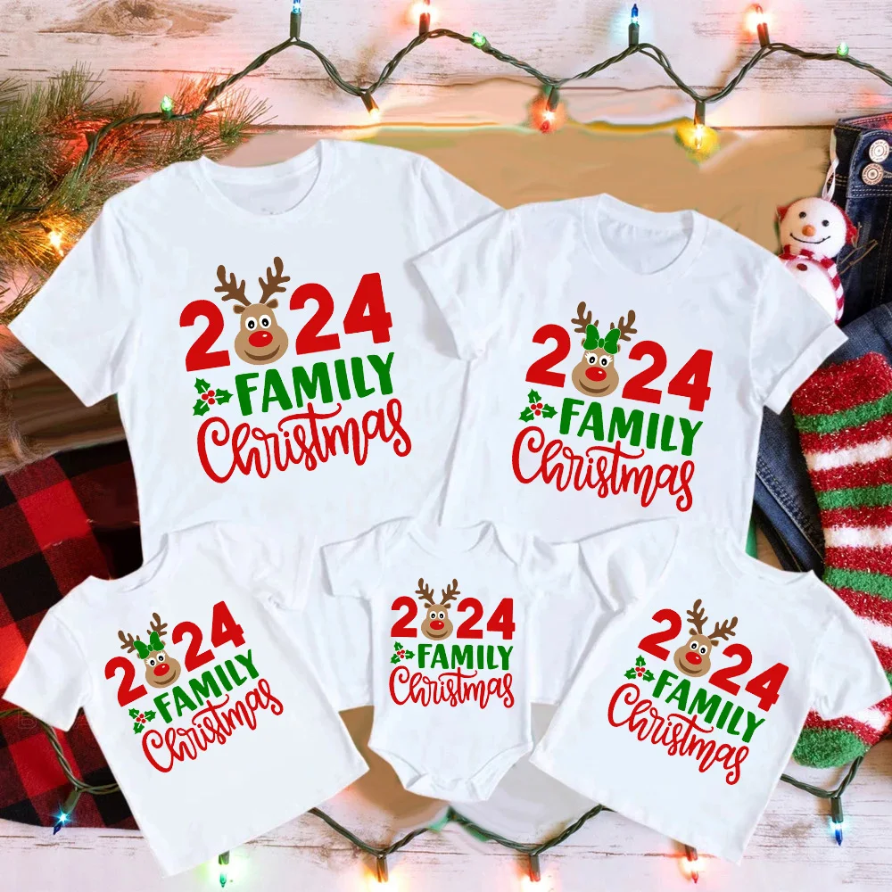Familia con camisetas navideñas de ciervos