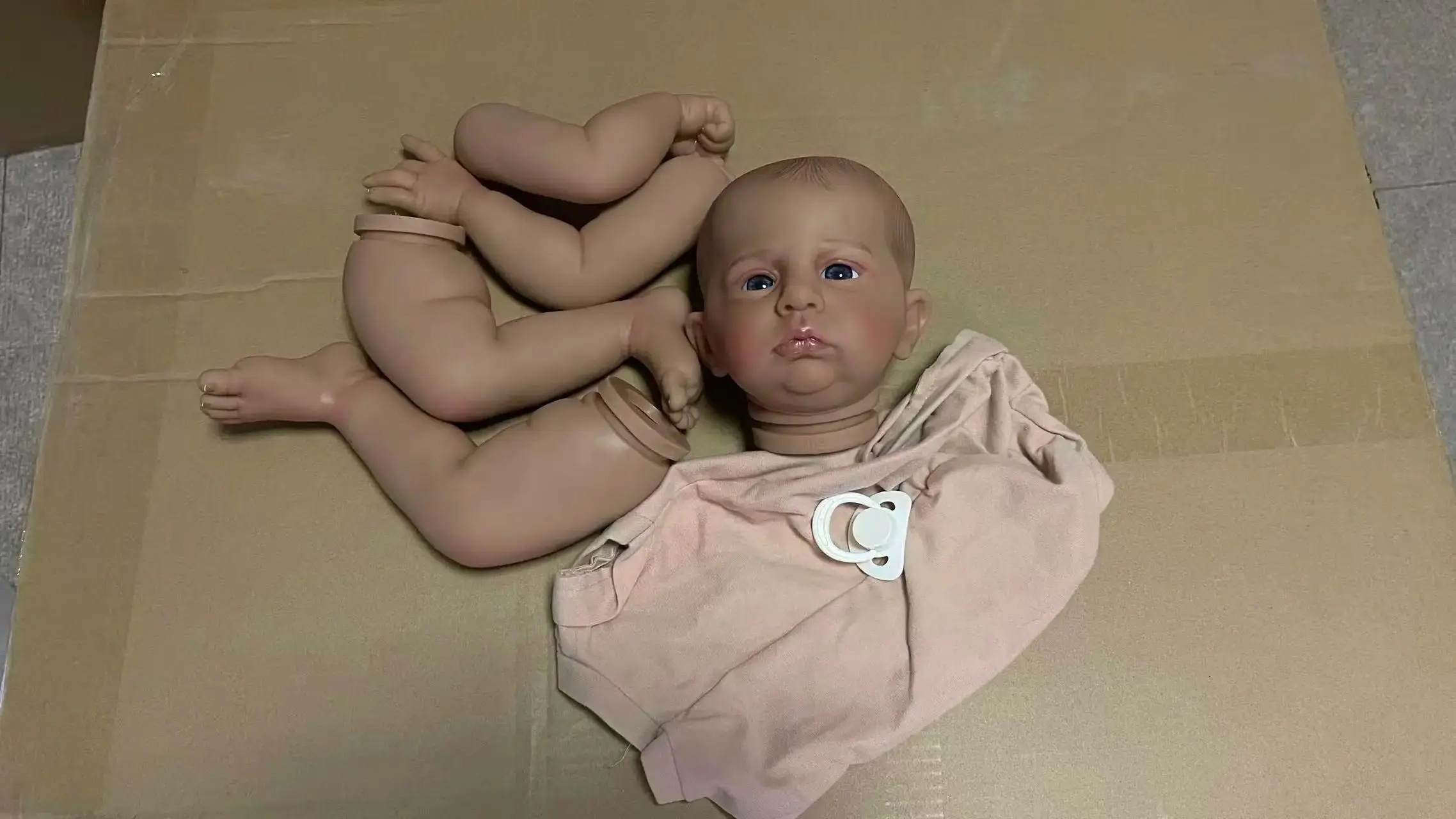 Muñeca Reborn Cameron pintada: bebé realista con muchos detalles