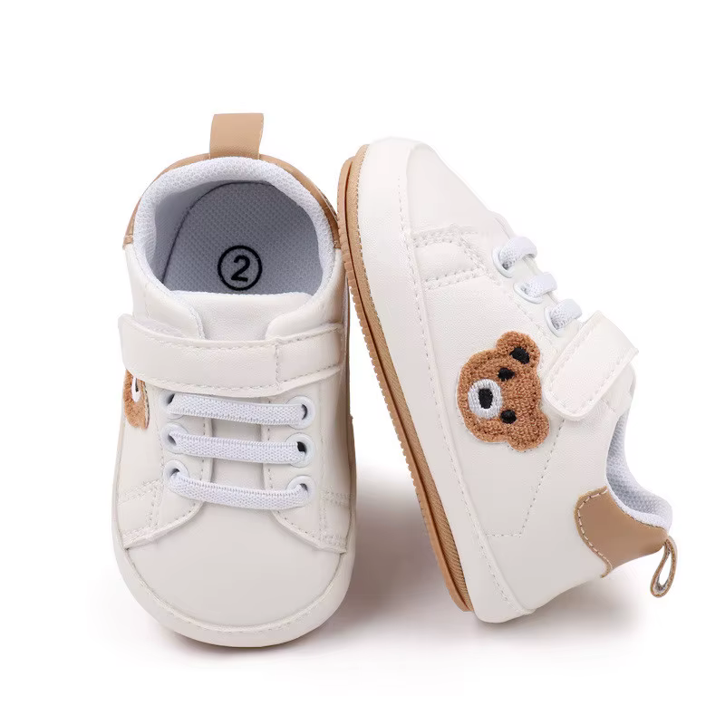Zapatos infantiles de lado con detalle de diseño