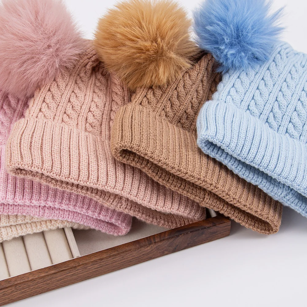 Bebé con gorro de turbante azul claro