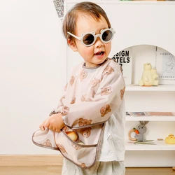 Babero impermeable con manga larga para bebé