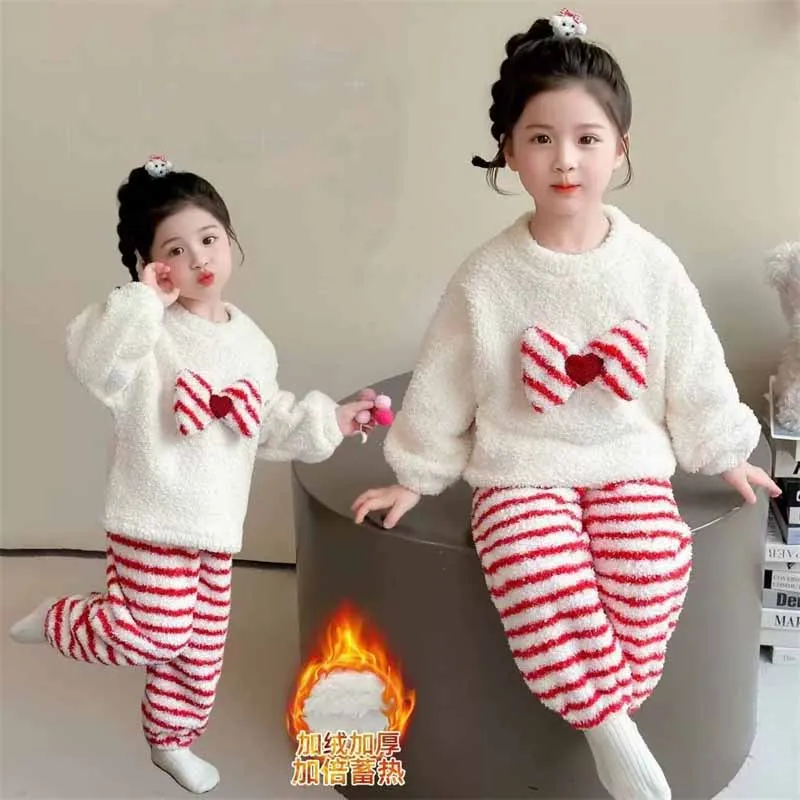 Conjunto completo del pijama infantil con pajarita y rayas