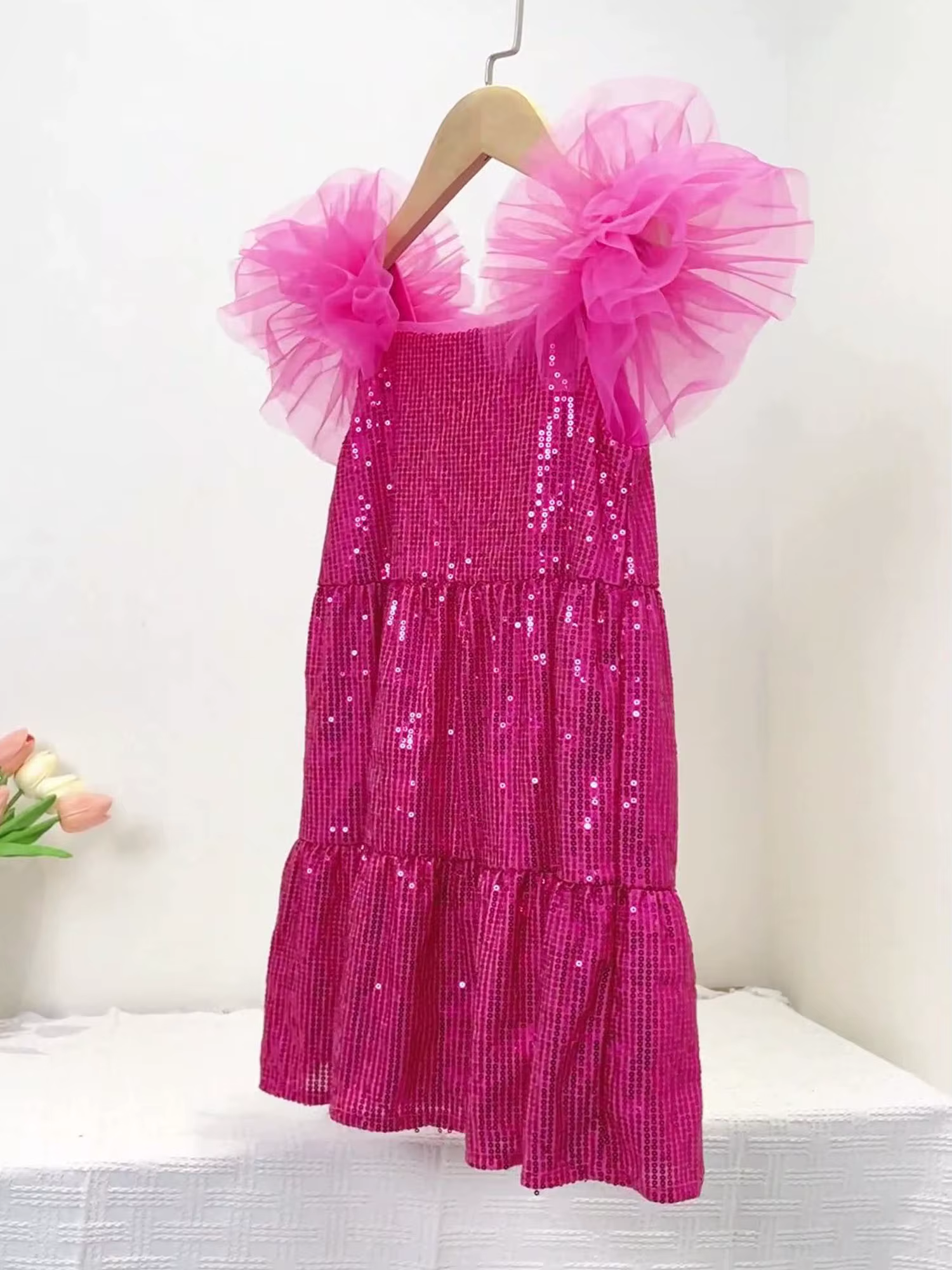 Vestido de fiesta con lentejuelas brillantes y mangas de volantes - imagen 3