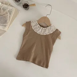 Camiseta sin mangas de bebé niña con cuello de encaje y corazón