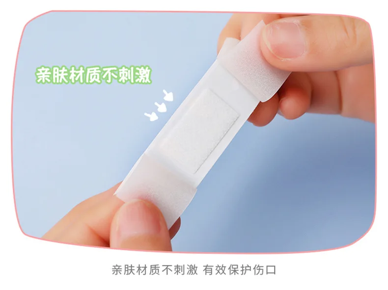 Mano retirando papel protector del parche
