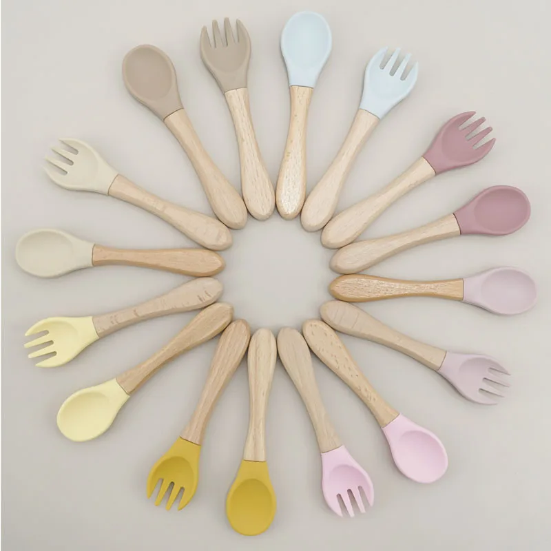 Cuchara y tenedor de silicona con mango de madera ergonómico para bebé