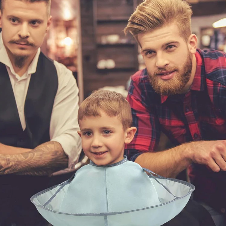 Capa de peluquero infantil en uso, color gris