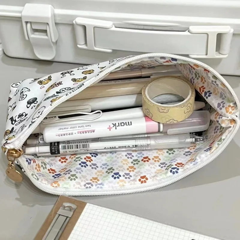 Bolsa de papelería abierta mostrando compartimentos
