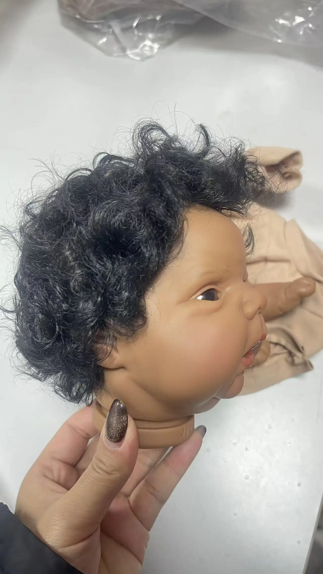 NPK Muñeca reborn de piel oscura, ojos y cuerpo de tela artesanal - imagen 2