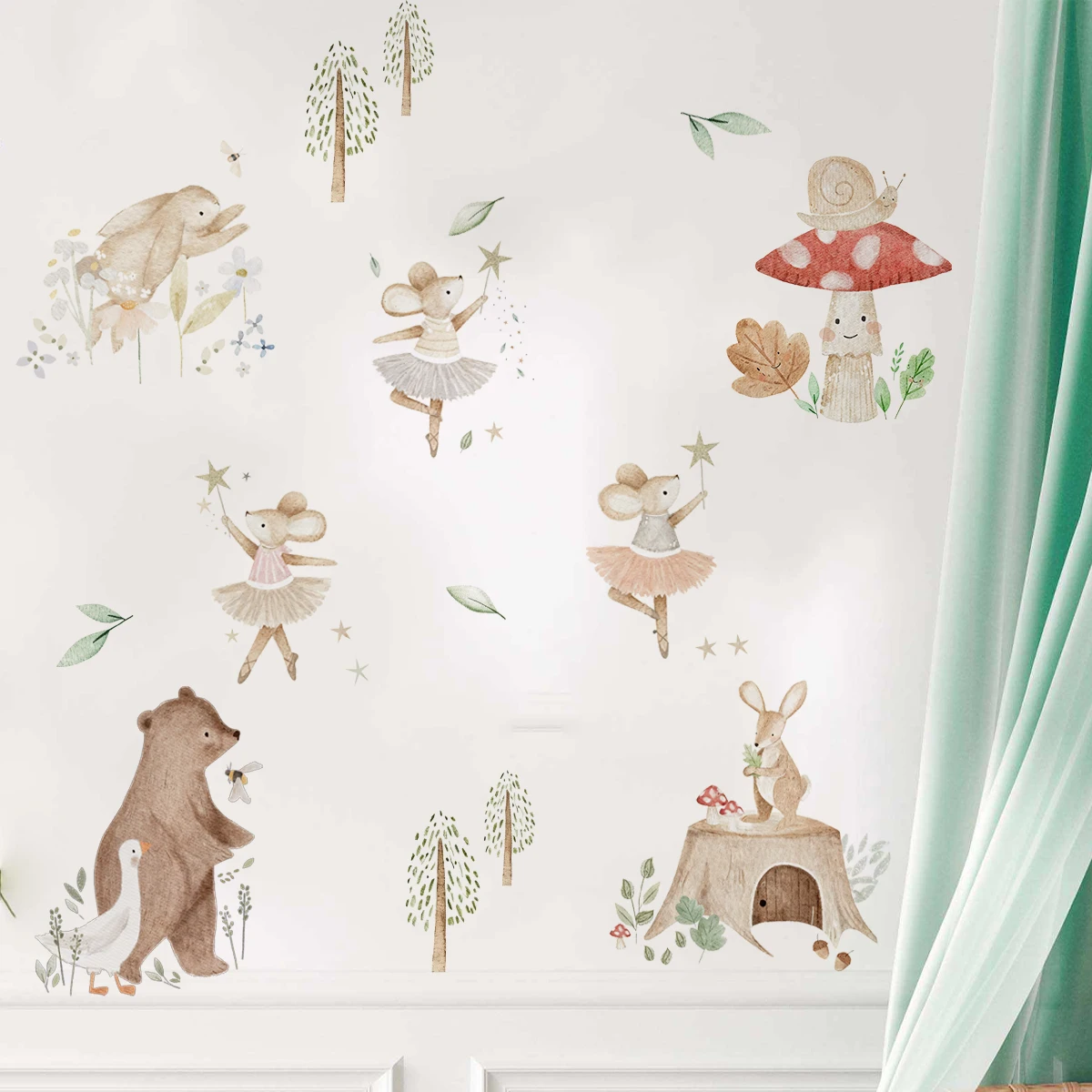 Pegatina de pared en sala de estar decorada