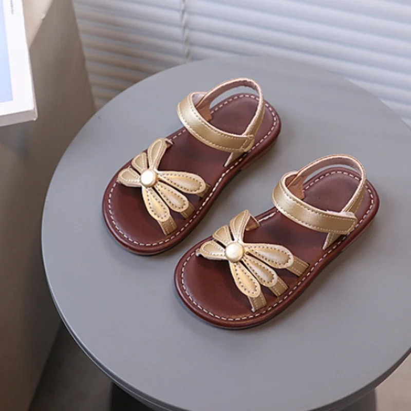 Detalle de las sandalias infantiles