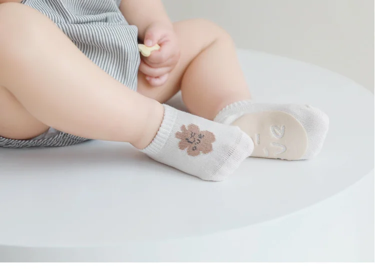 Calcetines antideslizantes con estampado alegre para bebé
