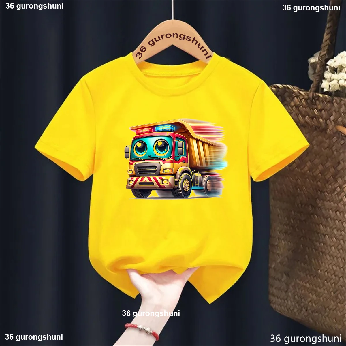 Vista frontal de camiseta azul con excavadora