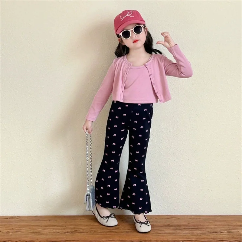 Detalle del estilo infantil con cuello redondo y diseño de pantalón