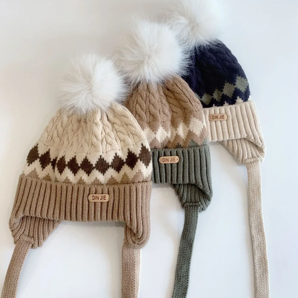 Detalle del tejido y la costura del gorro