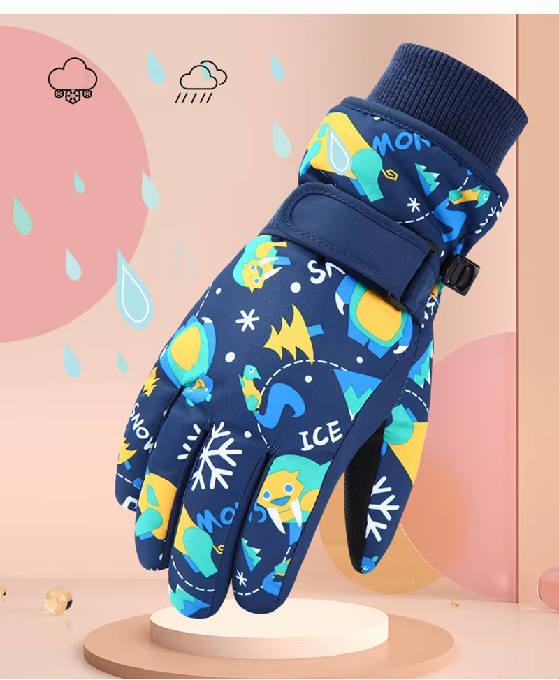 Niño usando los guantes impermeables en la nieve