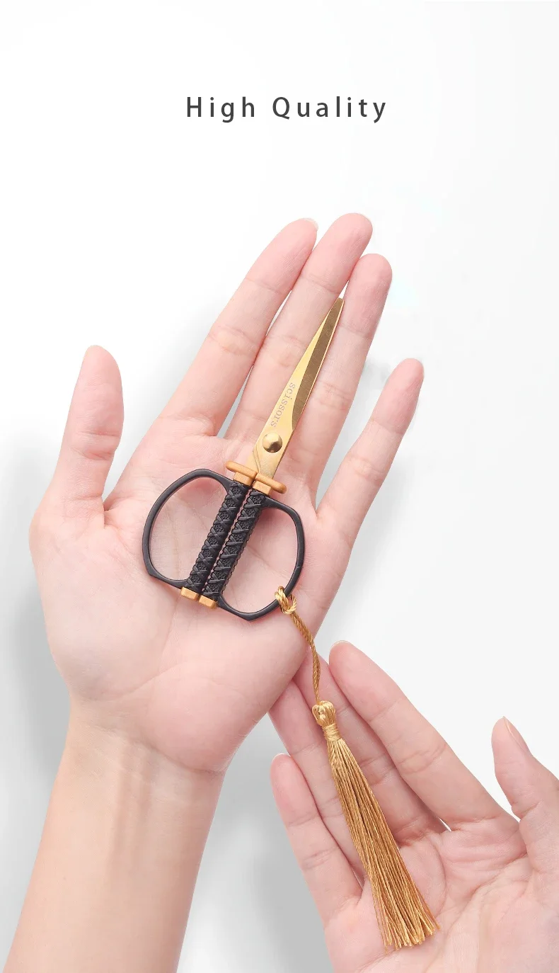 Tijeras cerradas con funda