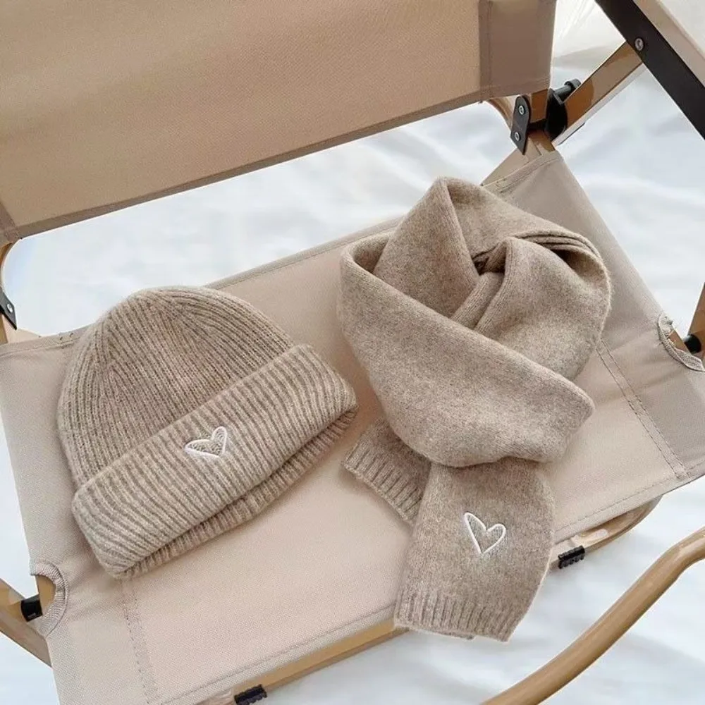 Conjunto gorro y bufanda de punto cálido con corazón bordado - imagen 4