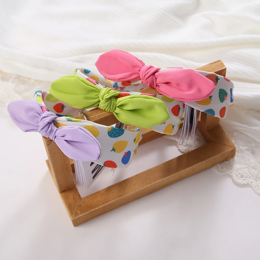 Diadema ancha con orejas de conejo y lazo fresa para niña - imagen 2